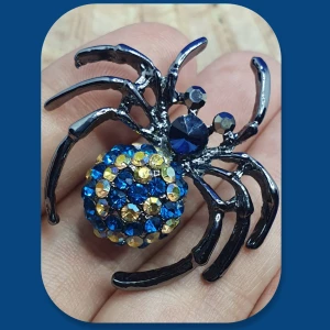 Brosch - Läcker Spindel - Läcker oanvänd spindel med mått: 4×4cm. ✨️Titta igenom alla mina upplagda och köp fler saker i bundle för att spara på frakten och få allt du köpt i ett och samma paket✨️