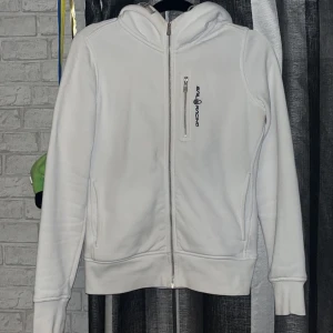 Sail Racing kofta - Vit sail racing kofta i storlek S. Helt oskadat skick ser helt ny ut, ny tvättad. Köpt på thernlunds. (Priset går att diskutera)