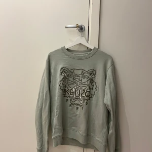 Kenzo Tröja  - Säljer då jag typ aldrig använt den. Använd Max två gånger. Sorry om den är lite skrynklig på bilden den har legat i en låda hur länge som helst men kan stryka den innan jag skickar :) Pris kan diskuteras 