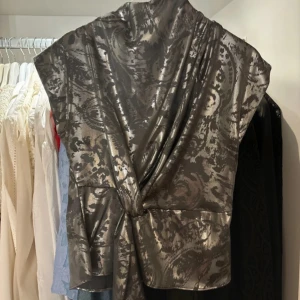 Knytblus - Från zara storlek M 