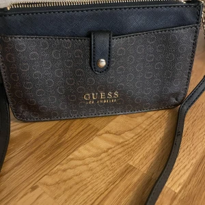 Väska  - Guess väska oanvänd 