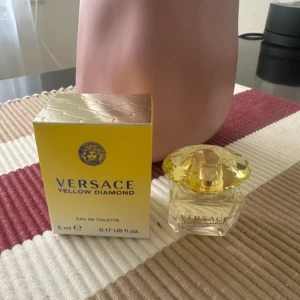 Versace Yellow  Diamond parfym - Hej säljer en min parfym från Versace Storlek 5ml 