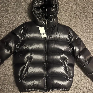 Zara puffer - Säljer min Zara jacka. Totalt oanvänd med lappen kvar. Finns även kvitto. Jackan är glansig. Nypris 1400.