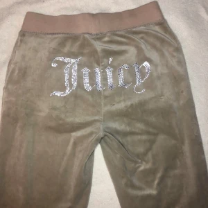 juicy byxor - ett par fina juicy byxor i ljus brun/beig färg (dom är ljusare än vad de syns på bilderna)