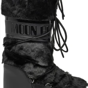 Moonboots - Säljer dessa snygga pga kommer ej till användning. Köpte dem av en tjej på Plick för 1700 som använt dem nån fåtal gång och jag 1 gång. Några små små slitningar på sulan men inget som syns när man har på sig dem.  