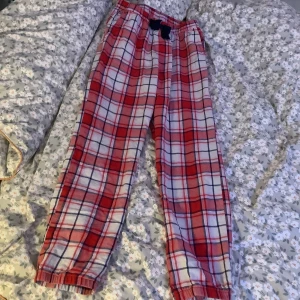 Pyjamasbyxor från Kappahl - Säljer ett par supermysiga röd- och vitrutiga byxor från Kappahl. Perfekta för att chilla hemma eller ha som pyjamasbyxor.
