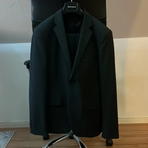 Lindbergh Kostym, Kavaj, byxor - Använd en gång på en skolavslutning. Perfekt skick. Köpt på Jack and jones. Mörkgrå/svart