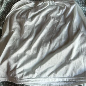 Underkjol Vit - Säljer denna underkjol för den inte används längre! Storlek M/L men borde kunna passa S och XL också med tanke på resoren i midjan! 