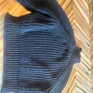Svart stickad plotröja - Tröja med halvpolokrage. Använd typ 1 gång med inga problem eller defekter. Säljer för att jag inte använder den. Den är 39cm bred och 53cm lång. 