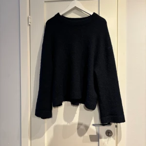 Stickad tröja  - Säljer denna mörkblå stickade tröjan från fina. I mycket fint skick. I storlek S men passar både större och mindre beroende på hur man vill att den ska sitta. 