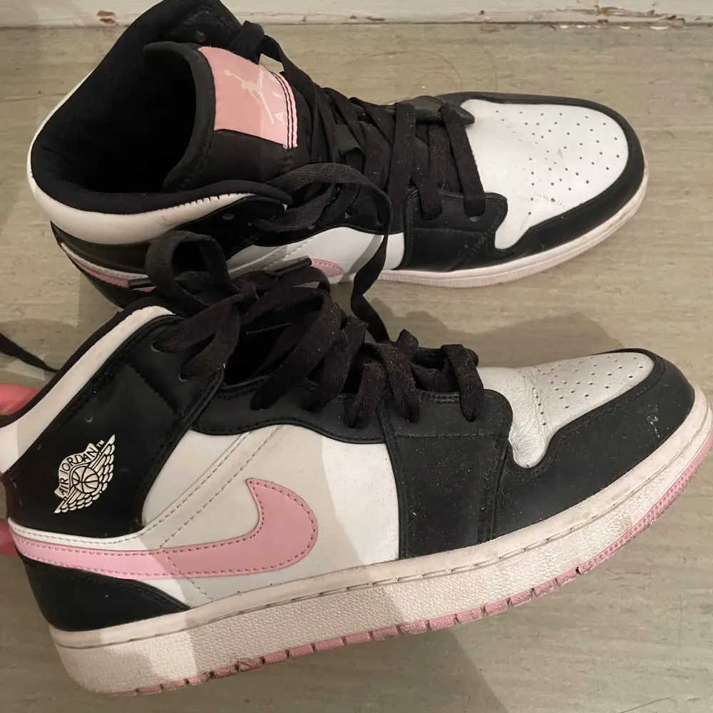 Jätte söta jordans i färgen rosa.🌸 Tyvärr så använder jag inte dom mer, använt dom kanske 3 gånger och därefter bara ruttnat i garderoben. ( köpte dom för runt 2000kr ). Skor.