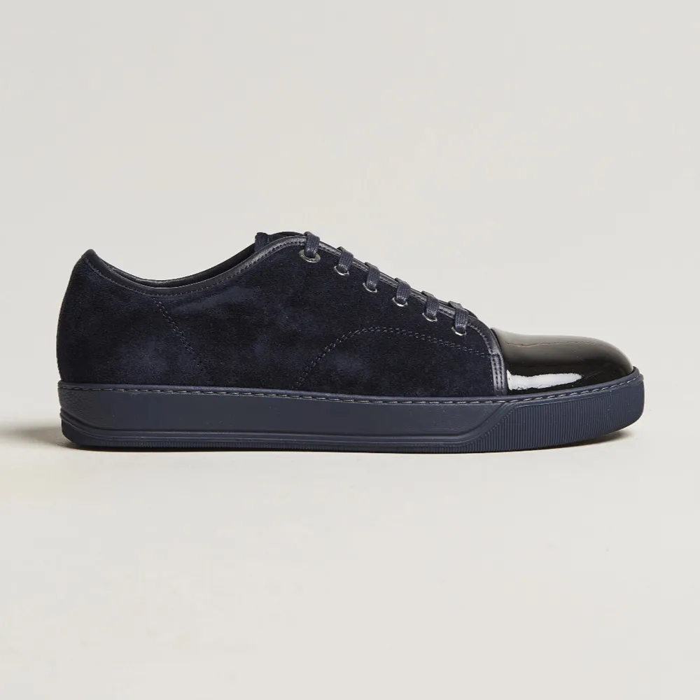 Mörkblå Lanvin Cap Toe Sneakers  Storlek 47 men passar mig som har 46 (läs lanvins size guide) Ganska bra skick förutom att mockan är lite sliten men det är enkelt att rengöra. Sulorna har blivit slitna. Ingen box Nypris ligger på 450 euro från Lanv . Skor.