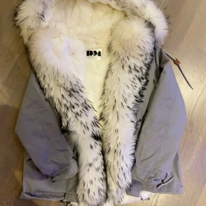 Jacka från Dennis Maglic - Äkta päls, passar storlek M och L, används fåtal gånger. Pris 1500kr den kostade 3000kr