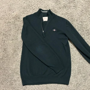 Gant Halv Zip - Säljer nu denna Gant Halv Zip i storlek M eftersom att den inte kommer till användning. Använd kanske 5 gånger. Modellen är 183 cm och väger 65kg. Nypris ligger på 1700 och jag säljer för endast 400! Pris kan diskuteras vid snabb affär //Victor 