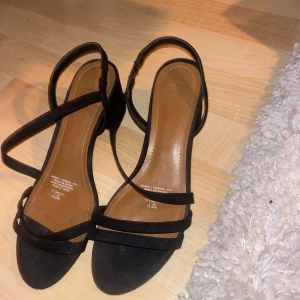 klackskor svarta - Använda ett fåtal gånger och är i jättefint skick💕💕 Storlek 38 och passar till många tillfällen. Får tyvärr inte den kärlek dem förtjänar längre, därav säljer jag dem🥰 är i mocka-material. Svarar gärna på frågor!