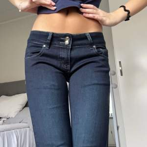 Jättefina lågmidjade jeans som är helt oanvända, endast testade. Säljer då jag har andra jeans jag hellre använder o därför kommer dessa inte till användning. Hör av dig om du har några frågor💓