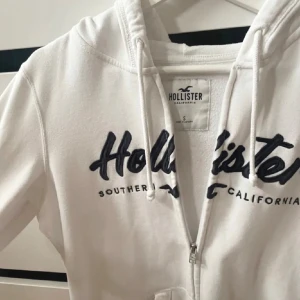 Hollister hoodie - Hollister ziphoodie i storlek S!