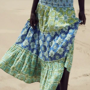 Lång kjol 💚🩵 - Säljer denna jättefina långkjom från Zara, den är helt slutsåld på hemsidan, kjolen är väldigt stretchig passar mig som är storlek s/m men även min kusin som är storlek m/L🩵💙💚! Skriv för fler bilder! 