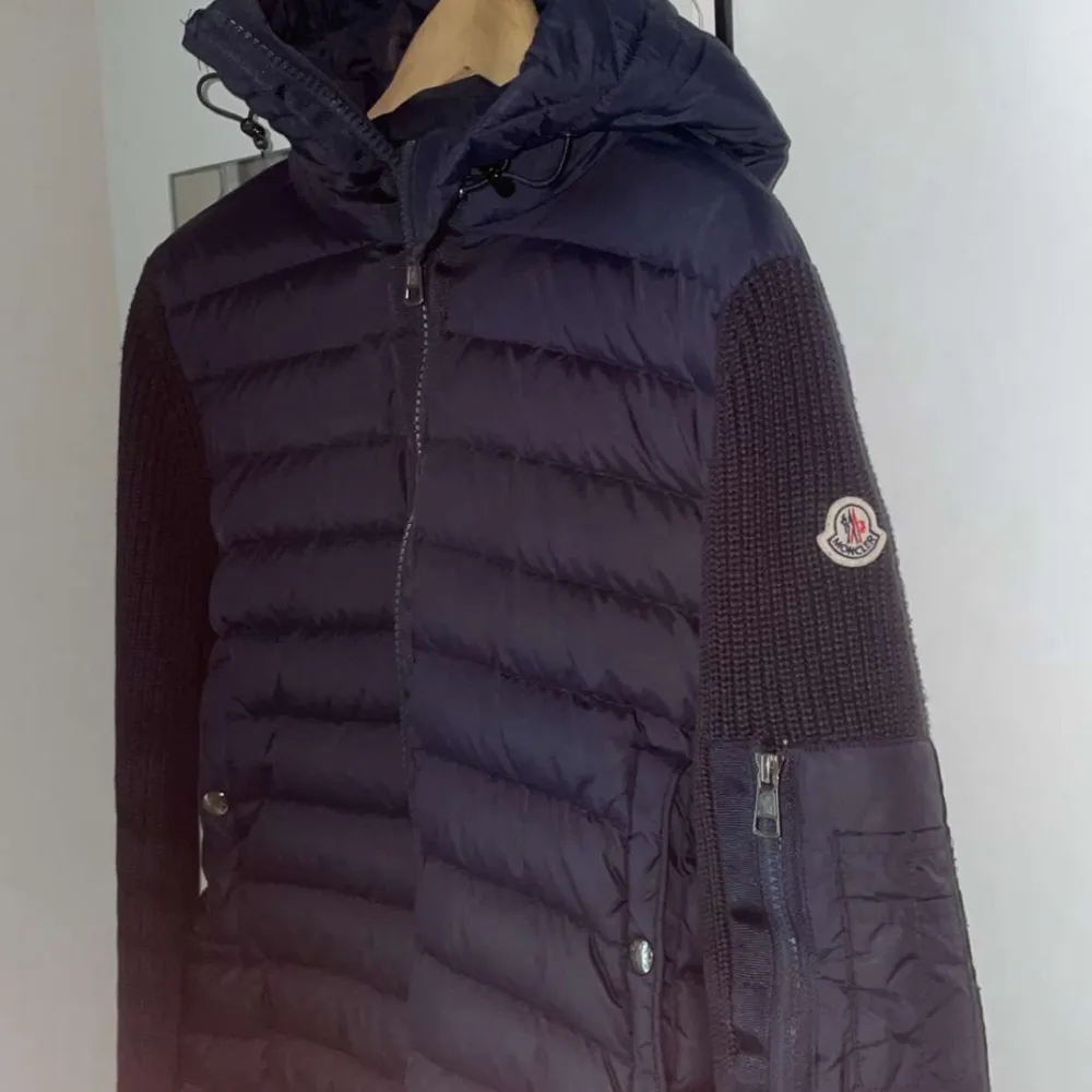 säljer en moncler cardigan hel ny typ . Jackor.