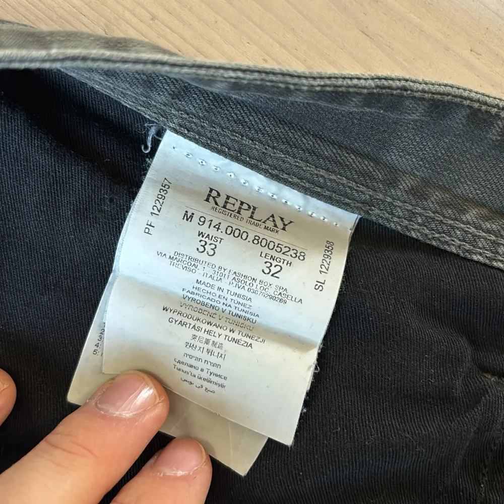 Schyssta jeans från märket Replay Modell:Anbass  Storlek: W33 L32 Färg:Grå Hör av er om ni har några frågor. Jeans & Byxor.