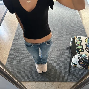 Svart topp med volang  - Så fin topp med volang på axlarna🥰