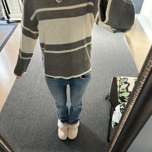 Stickad tröja  - Randig stickad tröja aldrig använd!🥰