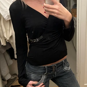 Tröja  - Super fin långärmad tröja med detalj på sidan🫶