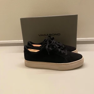Vagabond skor - Ett par snygga och stilrena Vagabond skor i svart mocka färg. Skorna är använda ungefär 3-4 gånger och är i ny skick! (Box ingår såklart) Storlek 40. Ny pris 1300kr.Hör av er vid frågor eller funderingar! ⚫️⚪️🍾