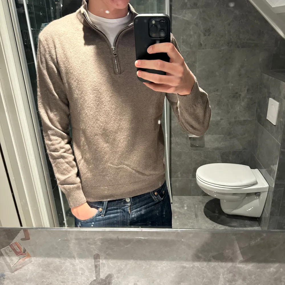 Snygg halfzip från Oscar Jacobsson, perfekt nu till hösten. Tröjan är i grymt skick. Tröjan är lite mindre än de flesta tröjor i storlek M brukar vara så den passar även dig som har storlek S. Nypris 1600kr. Neuletakit & Villapaidat.