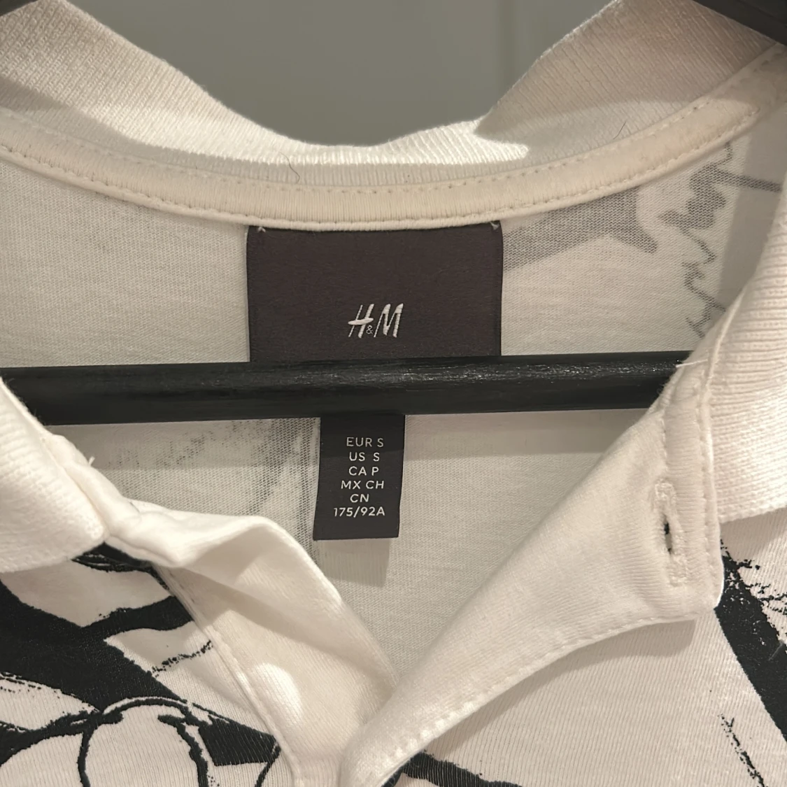 Vit och svart pikétröja från H&M - 90