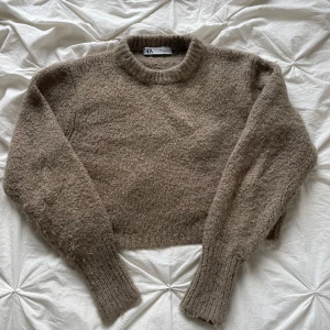 Brun stickad tröja från Zara - Croppad brun stickad tröja från Zara i storlek S. 