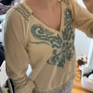 Odd Molly blus - Smutsvit blus från Odd Molly i storlek 2, vilket motsvarar M eller 38/40! Trekvarts ärmarna. Har en gul fläk på framsidan men inget som syns när man har den på! 🤍💚