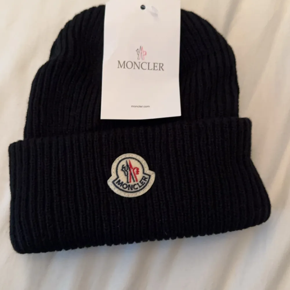 Aldrig använd moncler mössa 10/10 skick . Accessoarer.