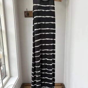 Lång klänning  - En mjuk och fin långklänning som formsr sig till kroppen 