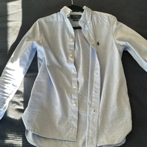 Ralph Lauren skjorta  - Säljer min Ralph Lauren skjorta då den har blivit för liten. Köpt för 1600 på Ralph laurens hemsida. Pris kan diskuteras vid snabba affär 