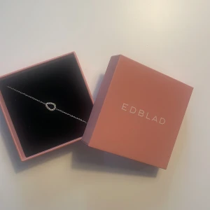 Silver armband - Aldrig använd! Super gulligt armband från Edblad, säljer då jag använder guld! Nypris: 350kr Pris kan diskuteras