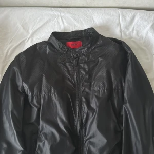 VINTAGE HUGO BOSS JACKA - Denna jackan är ca 15 år gammal men skick är 10/10!!! Unik boss jacka som inte görs mer. Storlek är M/L 