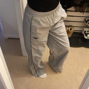 Joggers - Snygga joggers i nice material då det är typ som träningsmaterial.