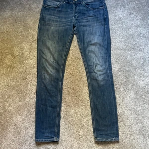 Dondup jeans - Tja säljer dessa otroligt fina dondup Jeans i modellen skinnet george. Storlek 32 så de är inte  jätteskinny som alla säger. Jeansen är i nästintill nyskick tveka inte att ställa några frågor!🤩🥰