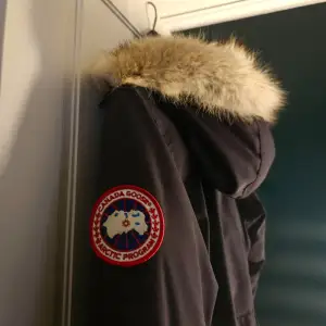 Canada goose vinterjacka köpte på plick för en vecka sen storleken passa ej därför jag säljer den. Storlek sx skulle säga att den är som en s. Kontakta för fler bilder 