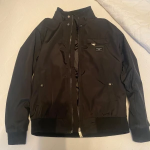 Dodge Gabana - Säljer denna stiliga jackan, håller dig rätt varm och sitter bekvämt. Säljs för att den inte passar mig längre. Använd i gott skick. Bra pris.