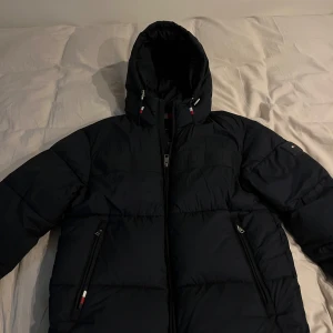 Tommy hilfiger vinter jacka - Väldigt bra skick. Har använy den kanske 3 gånger. Den är väldigt varm parfekt vinter jacka med inne ficka. Skriv om man vill ha fler bilder. Pris kan diskuteras 