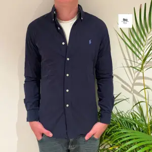 Ralph lauren skjorta | Skick - 9,5/10 | Size - S | Pris - 549kr | Modell - Slim fit | Modellen är ca 182cm lång | Fraktar via postnord eller instabox på köparens bekostnad | Hör av dig vid minsta fråga eller fundering // 