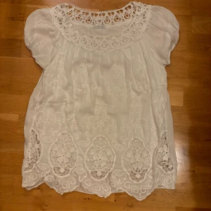 Vintage blus  - Jättefin, vit, vintage topp med broderier. Perfekt att ha antingen till vardagen eller på en tillställning! Vid fråga kan jag skicka en närmare bild på broderiet. Toppen har några lösa trådar här och där så priset går att diskutera!