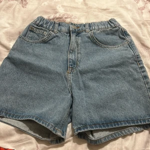 Jeans shorts - Köptes ett tag sen och har använt några gånger. 