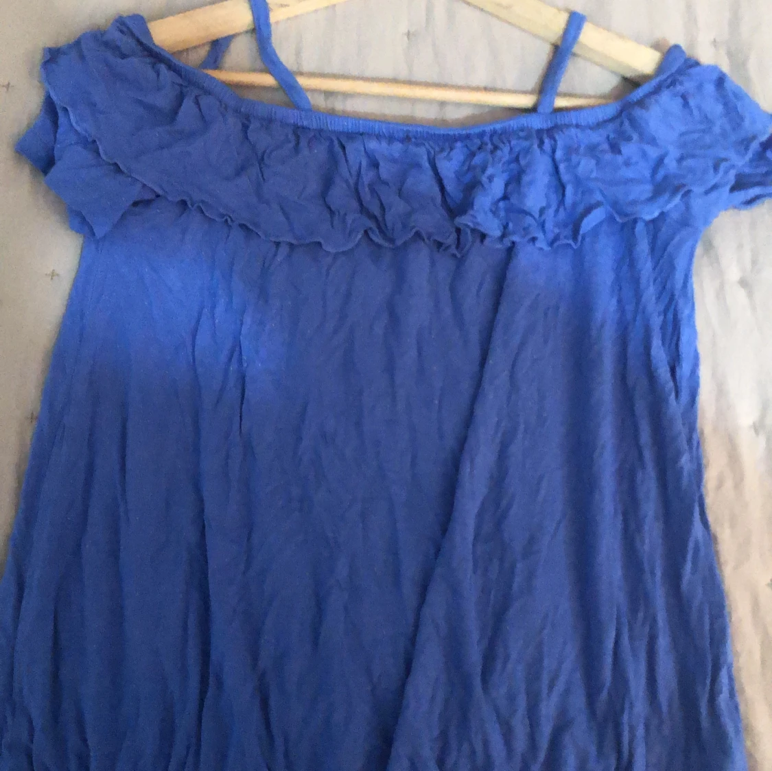 Blå offshoulder tröja