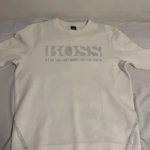 Limited Edition Hugo Boss Tröja - Storlek L, Vit, Nytt skick 9/10. Köpte 1600kr.