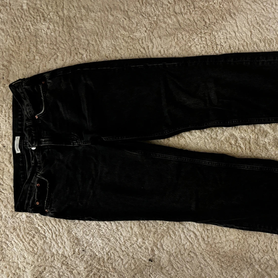 Svarta lowwaist jeans från Gina 