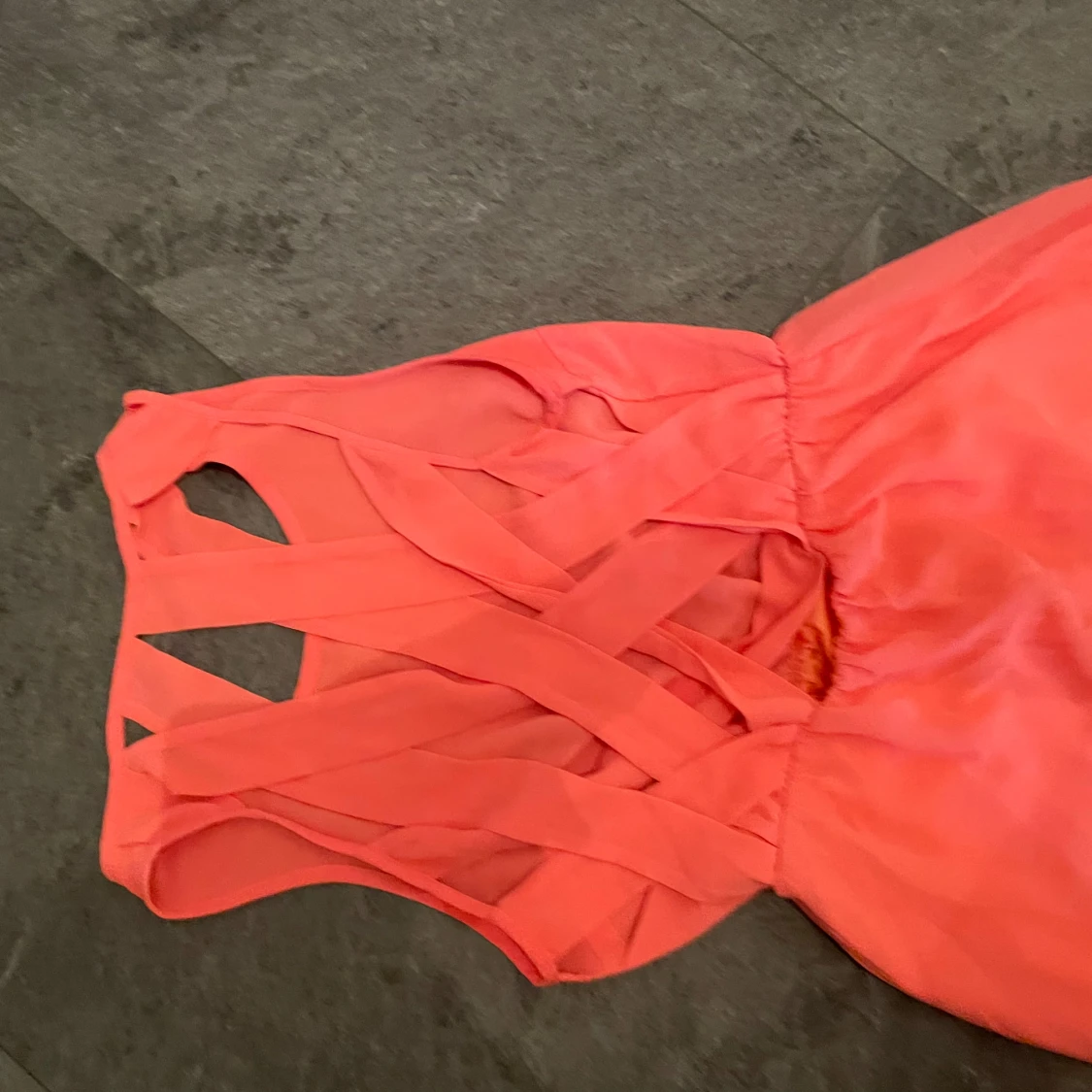 Korallfärgad klänning med öppen rygg - 90