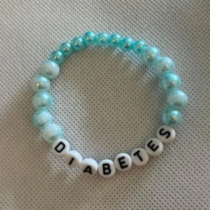 Armband  - Armband med text Frakt tillkommer 